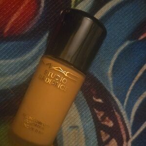 MAC Cosmetics Studio Radiance Foundation - Warm Brown